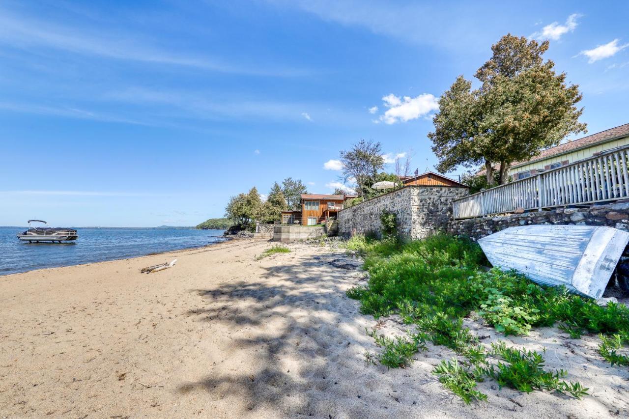 Thayer Beach Front Home Colchester Exterior photo